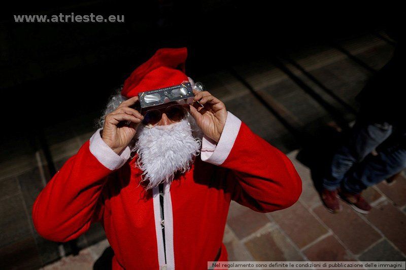Eclipse de sol 2020 hombre vestido de Papá Noel observa....jpg