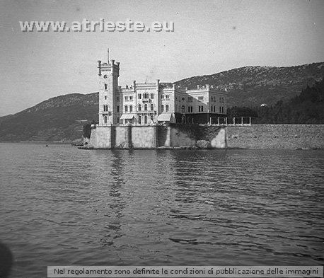 Miramare con basamento in pietra calcare..jpg