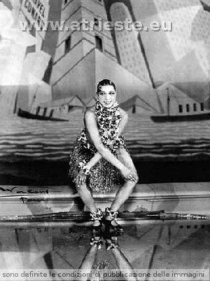 Josephine Baker bala el Charleston ale Folies BergÃ¨re de Parigi nel 1926 (foto trata da Wikipedia).