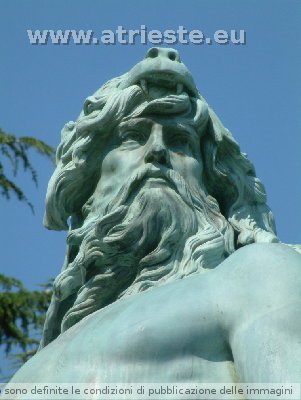 206 Monumento a Massimiliano.JPG