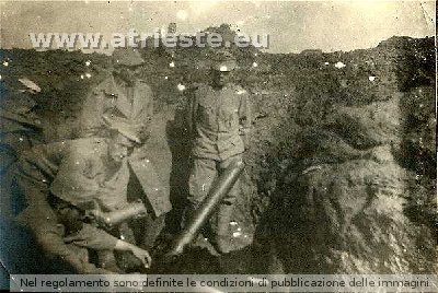 Soldati all'opera attorno a un mortaio.