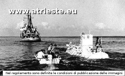 Il Batiscafo &amp;quot;Trieste I&amp;quot;. Si vede chiaramente lo scudo con l'alabarda di Trieste. [Foto Naval Historical Center]