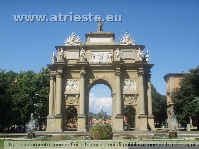 Arco di trionfo, opera di Jadod, innalzato per la visita a Firenze di Francesco Stefano di Lorena e Maria Teresa d'Austria. E' molto simile al coevo arco di Innsbruck.