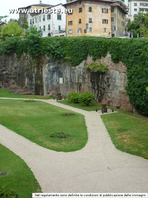 luogo dell'esecuzione degli irredentisti sul retro del castello