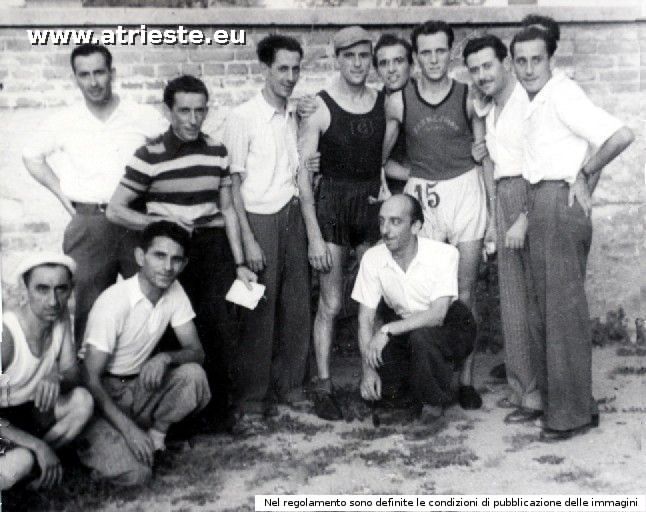 Lomazzo 1946 - 100 Km. <br />Giuseppe Kressevich (15) con i suoi fans prima della partenza della 100 Km.<br />(Photo by Renato Silocchi - www.Lomazzocalcio.it - Italy)