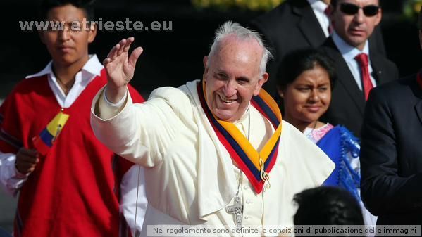 Papa Francisco exultante en el aeropuerto de Quito..jpg