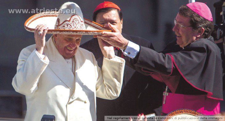 Papa Francisco con sombrero alusivo a la cultura de México..jpg