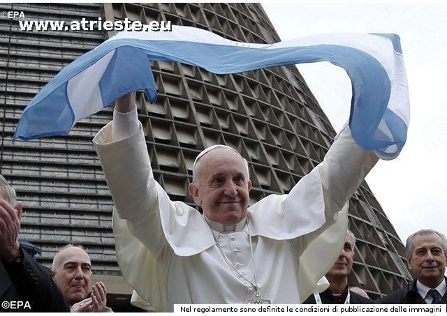 Papa Francisco con bndera argentina.jpg