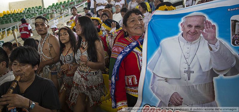 Papa Francisco con nativos amazónicos copy.jpg