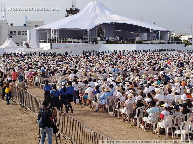 Papa Francisco Altar Misa en Lima copy.jpg