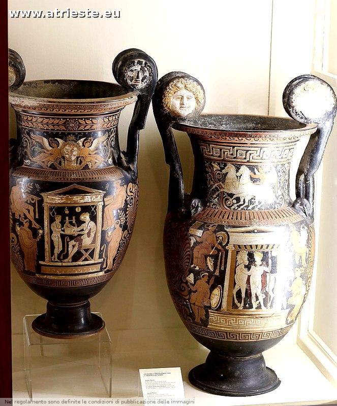 Grandi vasi della Magna Grecia: quello di sinistra è di provenienza apula e dalla collezione Sartorio, cratere a mascheroni datato circa al 340 a. C, Grandi vasi della Magna Grecia: quello di sinistra è di provenienza apula e dalla collezione Sartorio, cratere a mascheroni datato circa al 340 a. C,