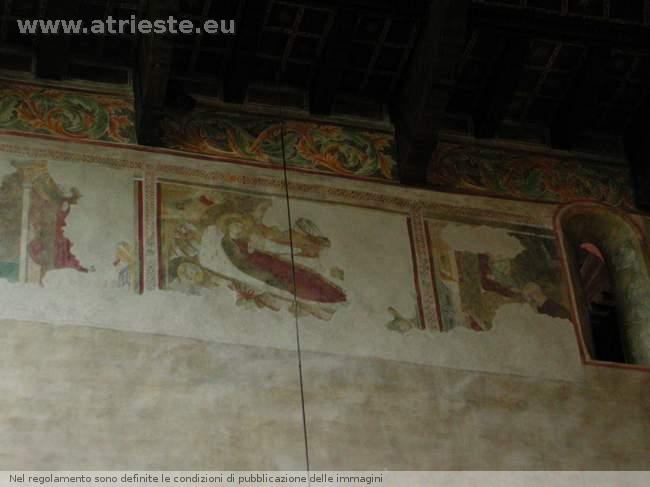 in alto si vedono resti di affreschi trecenteschi affiorati coi lavori novecenteschi, un'Annunciazione, una Natività e una Adorazione dei Magi