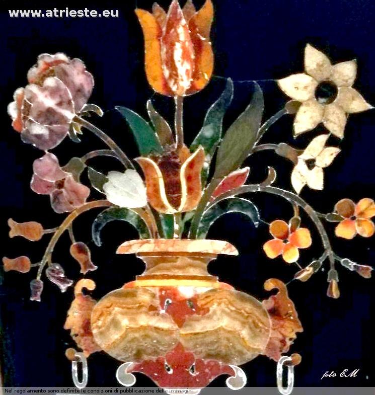 dettagli dell'altare seicentesco a decorazioni marmoree a forma di vasi fioriti