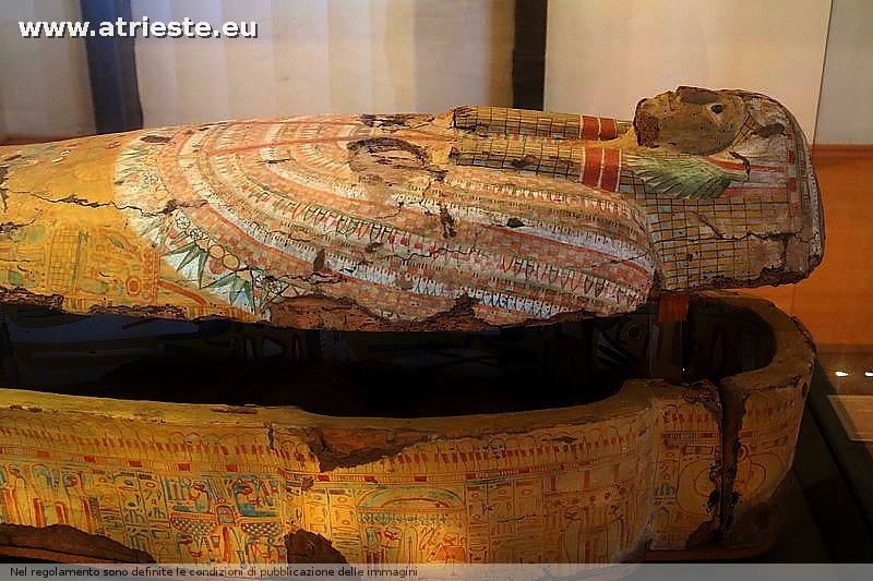 la cassa più completa della mummia tarda, ma la mummia interna non corrisponde alla raffigurazione che è di donna