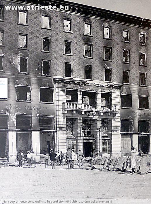 l'edificio del Narodi  Dom- noto anche come Balkan dall'albergo che vi ospitava, incendiato dai primi moti fascisti