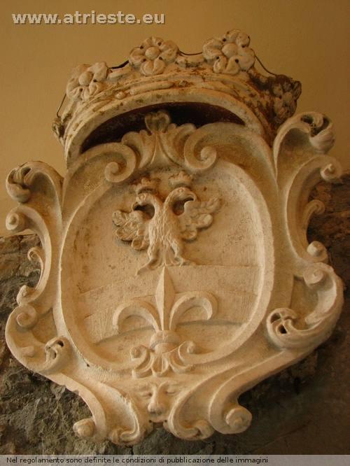  
(Atrio del Castello, stemma di Trieste asburgica concesso dall'imperatore Federico III)