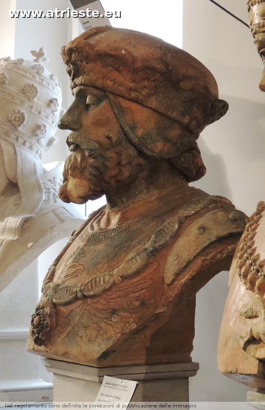 il **duca Leopoldo** a cui andò la Dedizione del 1382. Copia in bronzo al Castello di Miramare