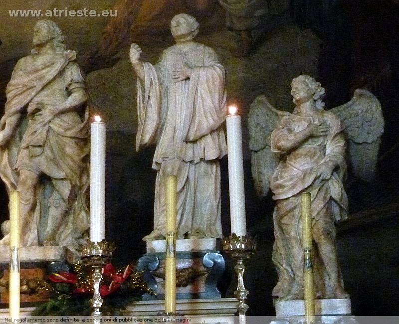 le statue dell'altare rappresentano Santi gesuiti, è dell'ultimo quarto del Seicento