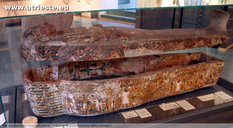 le mummie: il sarcofago di   Pa di Amon XXI dinastia ,sacerdote di Khonsu; la mummia dentro di una donna non è pertinente e di epoca tarda, è stato restaurato nel 2019